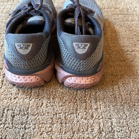 Comfortable brooks, running shoes - Picture 2 of 6